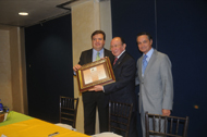 Eduardo Heftye Etienne -Presidente de Bibliófilos Taurinos de México, A.C.- y Jorge Espinosa de los Monteros –Vicepresidente-, entregando el premio a Enrique Hernández Flores