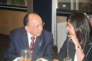 Doña Mari Carmen Ibarra Fariña –Vicepresidente Grupo ACIR Nacional-, conversando con Enrique Hernández Flores