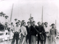 En una “Chonada”, el Maletilla Enrique Hernández “Rayito”, muleta en mano, en una Plaza de vigas, flanqueado por José Cerezo, Beto Carriles y Florencio Huerta