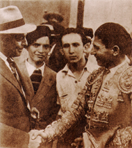En histórica tarde en “El Toreo de Puebla”, Enrique Hernández “Rayito”, a la vera de su ídolo, el Maestro Lorenzo Garza, quien saluda al Empresario Joaquín Guerra.