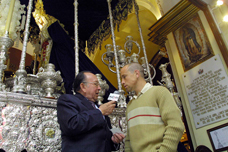 Con el futbolista Gerardo Torrado, en la Capilla de las Aguas (Sevilla, España), al lado de la Virgen de las Aguas (en palio), y la Virgen de Guadalupe