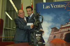 Entregando el Trofeo “Fiesta Brava”, al Maestro Enrique Ponce, en la Monumental Plaza de Toros de “Las Ventas” (Madrid, España)