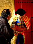En la puerta de cuadrillas de la Real Maestranza de Caballería de Sevilla (Andalucía, España), con el Maestro Julián López “El Juli”