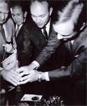 Con el micrófono de Grupo ACIR, entre los tripulantes del Apolo XI: Edwin "Buzz" Aldrin, Michael Collins y Neil Armstrong