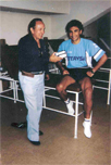 Con el Pentapichichi Hugo Sánchez, en el estadio Santiago Bernabeu (Madrid, España), sede del “Real Madrid”, cuando el mexicano, militaba estelarmente en el Equipo Merengue