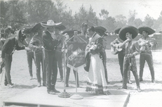 En “La Tapatía”, Juan Mendoza “El Tariácuri” con el Mariachi Vargas de Tecalitlán, cantando en vivo en la X.E.F.R.