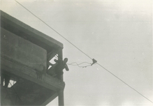 Saltando desde la Torre de Prácticas del Batallón de Fusileros Paracaidistas del Ejército Mexicano