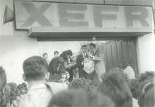 La multitud obligó a abrir las puertas de la X.E.F.R., para el sorteo de “Serenata en su Ventana” con César Costa, en las instalaciones de Radio Felicidad, en Santanita (DF)