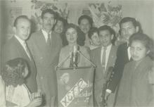Con los ganadores, el Compositor y Cantante Olimpo Cárdenas –a la derecha del micrófono-, en un sorteo de “Serenata en su Ventana”