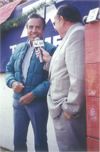 Entrevistando al Maestro de Tetela de Ocampo Joselito Huerta, durante una transmisión en vivo de alguna Novillada de la “Feria Nacional del Novillero Telmex”, desde el callejón de “La Florecita” (Estado de México, México)