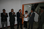 Momento de la entrega del Reconocimiento a Enrique Hernández Flores, por parte del Grupo “Gente de Radio”
