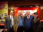 Enrique Hernández Vázquez, Eleazar Molina (Gerente de Mercadotecnia), Enrique Hernández Flores y Patricia Cruz (Asistente de Dirección General)